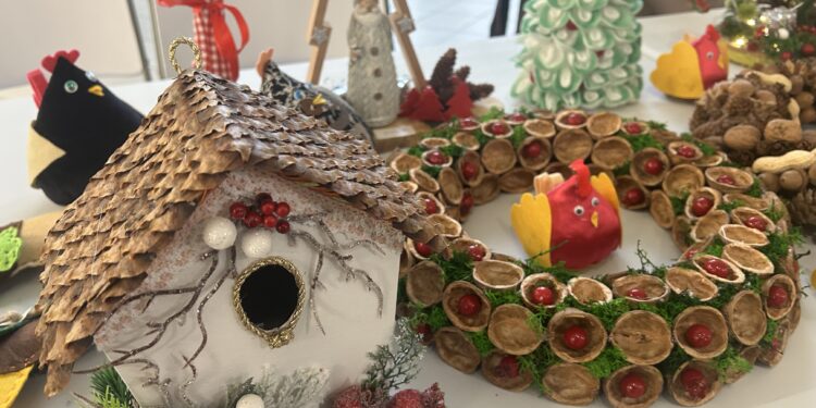 Świąteczne ozdoby na kiermaszu w szpitalu - Radio Kielce 09.12.2025. Kielce. Wojewódzki Szpital Zespolonym w Kielcach. Kiermasz / Fot. Iwona Murawska-Bujnowicz - Radio Kielce