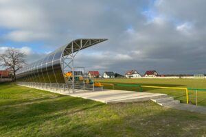 Nowe trybuny na stadionie w Pierzchnicy / Fot. Marcin Marszałek - Radio Kielce