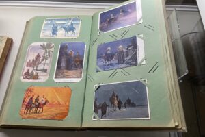 Obrazy, dawne karty świąteczne, zabawki i choinkowe ozdoby na jednej wystawie - Radio Kielce 14.12.2025. Sandomierz. Muzeum Diecezjalne Dom Długosza w Sandomierzu. Wystawa „Z pierwszą na niebie gwiazdą Bóg w Waszym domu zasiędzie. Opowieść Wigilijna” / Fot. Grażyna Szlęzak-Wójcik - Radio Kielce