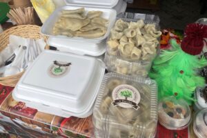 Chleb z pieca hitem jarmarku - Radio Kielce 14.12.2025. Dwikozy. Kiermasz / Fot. Grażyna Szlęzak-Wójcik - Radio Kielce