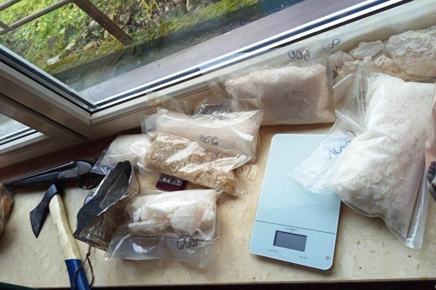 Policja zatrzymała dealera narkotyków. Miał broń