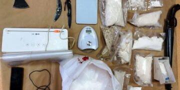 Policja zatrzymała dealera narkotyków. Miał broń