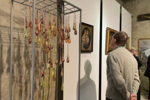 Obrazy, dawne karty świąteczne, zabawki i choinkowe ozdoby na jednej wystawie - Radio Kielce 14.12.2025. Sandomierz. Muzeum Diecezjalne Dom Długosza w Sandomierzu. Wystawa „Z pierwszą na niebie gwiazdą Bóg w Waszym domu zasiędzie. Opowieść Wigilijna” / Fot. Grażyna Szlęzak-Wójcik - Radio Kielce