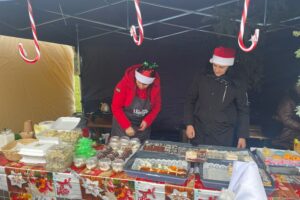 Chleb z pieca hitem jarmarku - Radio Kielce 14.12.2025. Dwikozy. Kiermasz / Fot. Grażyna Szlęzak-Wójcik - Radio Kielce