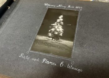 Święta w dokumentach archiwalnych. Donosy z pasterek i niecodzienna korespondencja - Radio Kielce Kielce. Archiwum Państwowe w Kielcach. Album z 1954 roku / Fot. Dorota Klusek - Radio Kielce