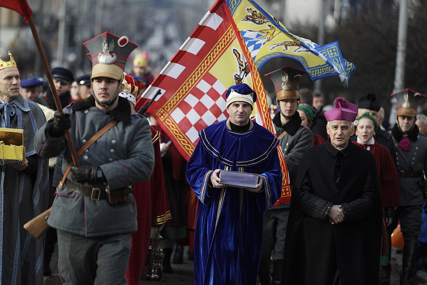 Biskup zaznacza, że to inny orszak niż trzynaście lat temu