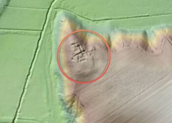 Czy nieznany zamek będzie nowym Eldorado? - Radio Kielce Łownica. Zdjęcie lotniczego skanowania Góry Zamkowej. Źródło: zamkomania.pl