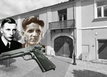 Końskie. Dom w którym mieszkał Maksymilian Szymański "Relampago". Na zdjęciach wykonawcy wyroku na zdrajcy (od lewej): Tadeusz Jencz „Allan” i Zygmunt Wyrwicz „Cumulus”. / Źródło: akokregkielce.pl