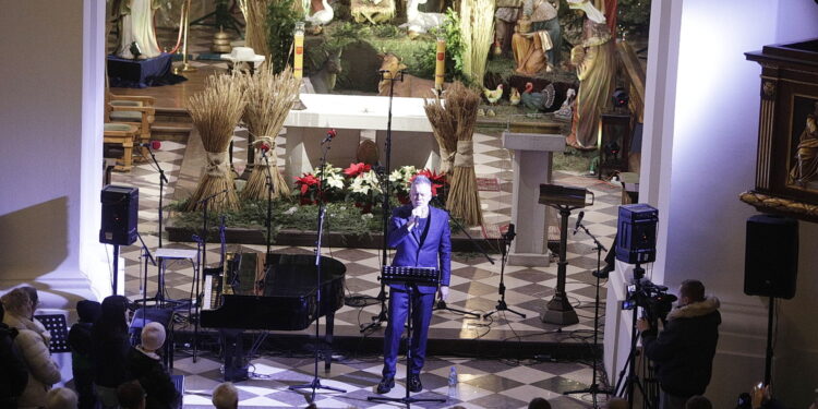 Kolędy dla Amelki i Wiktorii – Święty Krzyż zagrał dla chorych dzieci