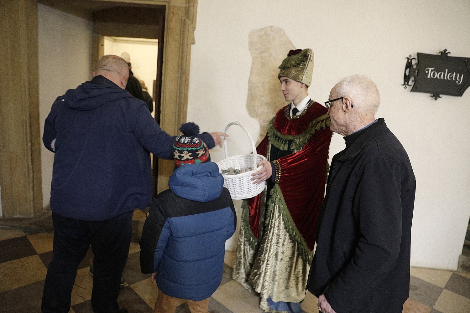 Kolędy dla Amelki i Wiktorii – Święty Krzyż zagrał dla chorych dzieci