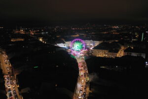 Kielce. Pochód mikołajkowy i rozświetlenie choinki na Rynku - Radio Kielce