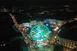 Kielce. Pochód mikołajkowy i rozświetlenie choinki na Rynku - Radio Kielce