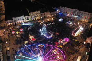 Kielce. Pochód mikołajkowy i rozświetlenie choinki na Rynku - Radio Kielce