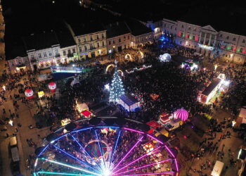 06.12.2025 Kielce. Pochód mikołajkowy i rozświetlenie choinki na Rynku / Fot. Jarosław Kubalski - Radio Kielce