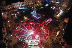 Kielce. Pochód mikołajkowy i rozświetlenie choinki na Rynku - Radio Kielce