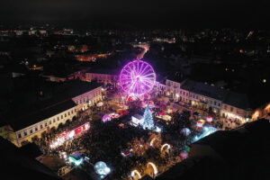 Kielce. Pochód mikołajkowy i rozświetlenie choinki na Rynku - Radio Kielce