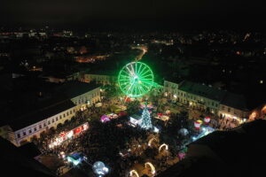Kielce. Pochód mikołajkowy i rozświetlenie choinki na Rynku - Radio Kielce
