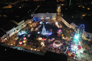 Kielce. Pochód mikołajkowy i rozświetlenie choinki na Rynku - Radio Kielce
