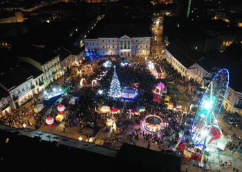 06.12.2025 Kielce. Pochód mikołajkowy i rozświetlenie choinki na Rynku / Fot. Jarosław Kubalski - Radio Kielce