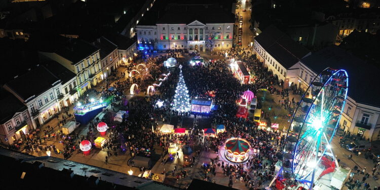 06.12.2025 Kielce. Pochód mikołajkowy i rozświetlenie choinki na Rynku / Fot. Jarosław Kubalski - Radio Kielce
