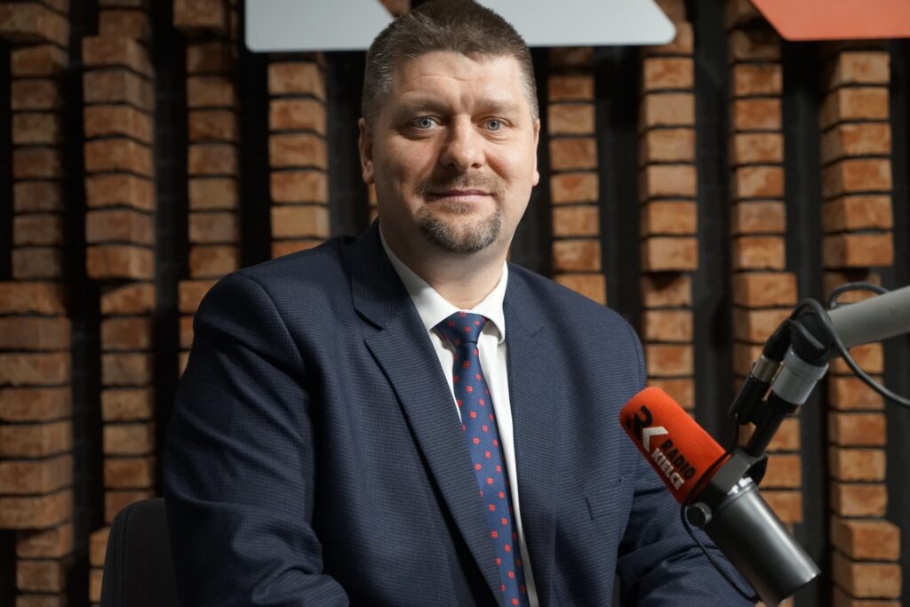 03.12.2025. Kielce. Radio Kielce. Rozmowa Dnia. Na zdjęciu: Michał Godowski – prezes Specjalnej Strefy Ekonomicznej „Starachowice” / Fot. Robert Felczak - Radio Kielce