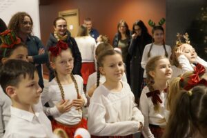 04.12.2025. Kielce. Radio Kielce. Chór Mała Fermata. Nagranie teledysku do piosenki „Wigilijna wyliczanka” / Fot. Aleksandra Kwaśniewska - Radio Kielce