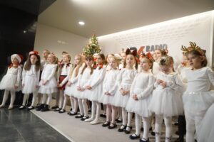 04.12.2025. Kielce. Radio Kielce. Chór Mała Fermata. Nagranie teledysku do piosenki „Wigilijna wyliczanka” / Fot. Aleksandra Kwaśniewska - Radio Kielce