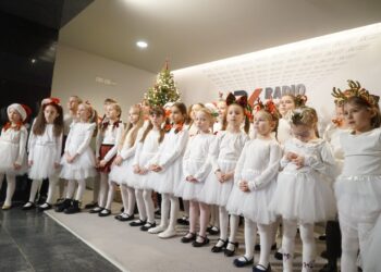 „Mała Fermata” z muzycznym prezentem dla słuchaczy Radia Kielce - Radio Kielce 04.12.2025. Kielce. Radio Kielce. Chór Mała Fermata. Nagranie teledysku do piosenki „Wigilijna wyliczanka” / Fot. Aleksandra Kwaśniewska - Radio Kielce