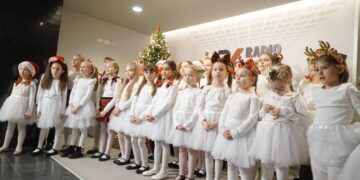 04.12.2025. Kielce. Radio Kielce. Chór Mała Fermata. Nagranie teledysku do piosenki „Wigilijna wyliczanka” / Fot. Aleksandra Kwaśniewska - Radio Kielce