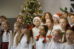 04.12.2025. Kielce. Radio Kielce. Chór Mała Fermata. Nagranie teledysku do piosenki „Wigilijna wyliczanka” / Fot. Aleksandra Kwaśniewska - Radio Kielce