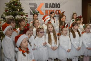 04.12.2025. Kielce. Radio Kielce. Chór Mała Fermata. Nagranie teledysku do piosenki „Wigilijna wyliczanka” / Fot. Aleksandra Kwaśniewska - Radio Kielce
