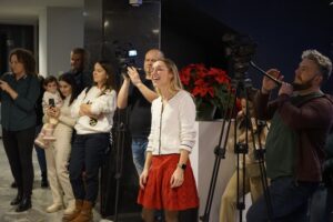 04.12.2025. Kielce. Radio Kielce. Chór Mała Fermata. Nagranie teledysku do piosenki „Wigilijna wyliczanka” / Fot. Aleksandra Kwaśniewska - Radio Kielce