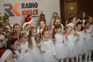 04.12.2025. Kielce. Radio Kielce. Chór Mała Fermata. Nagranie teledysku do piosenki „Wigilijna wyliczanka” / Fot. Aleksandra Kwaśniewska - Radio Kielce