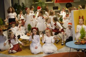 04.12.2025. Kielce. Radio Kielce. Chór Mała Fermata. Nagranie teledysku do piosenki „Wigilijna wyliczanka” / Fot. Aleksandra Kwaśniewska - Radio Kielce