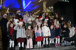 04.12.2025. Kielce. Radio Kielce. Chór Mała Fermata. Nagranie teledysku do piosenki „Wigilijna wyliczanka” / Fot. Aleksandra Kwaśniewska - Radio Kielce