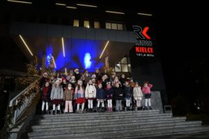 04.12.2025. Kielce. Radio Kielce. Chór Mała Fermata. Nagranie teledysku do piosenki „Wigilijna wyliczanka” / Fot. Aleksandra Kwaśniewska - Radio Kielce