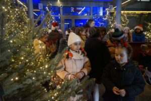 04.12.2025. Kielce. Radio Kielce. Chór Mała Fermata. Nagranie teledysku do piosenki „Wigilijna wyliczanka” / Fot. Aleksandra Kwaśniewska - Radio Kielce