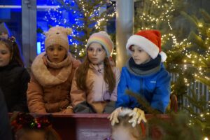 04.12.2025. Kielce. Radio Kielce. Chór Mała Fermata. Nagranie teledysku do piosenki „Wigilijna wyliczanka” / Fot. Aleksandra Kwaśniewska - Radio Kielce