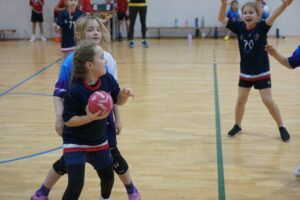 Dzieci z Akademii Piłki Ręcznej z Końskich, Smykowa i Przysuchy na sportowo obchodziły Mikołajki - Radio Kielce 07.12.2025. Końskie. Świąteczny Turniej o Puchar Burmistrza Miasta i Gminy Końskie / Fot. Maciej Makuła - Radio Kielce