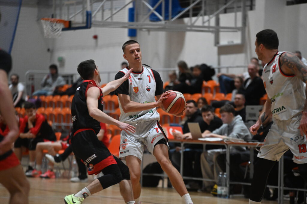 Wygrana koszykarzy UJK. Popis gry w czwartej kwarcie - Radio Kielce 13.12.2025. Kielce. II liga koszykówki. Mecz UJK Kielce - MKKS Rybnik / Fot. UJK Kielce