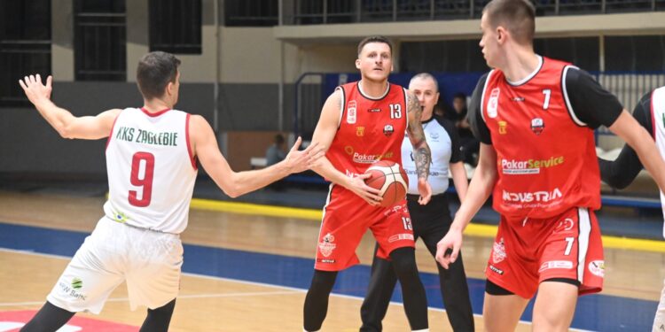 21.12.2025. Sosnowiec. Mecz II ligi koszykarzy Zagłębie Sosnowiec - AZS UJK Kielce / Fot. Facebook