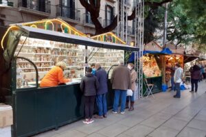 Muzyczne podróże przez świat. Jarmarki bożonarodzeniowe na świecie - Radio Kielce Fira de Santa Llúcia. Barcelona. Fot. Wikipedia
