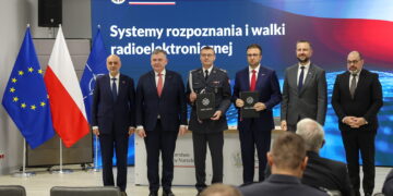 Przedstawiciele MON podpisali trzy umowy warte ok. 2,6 mld zł