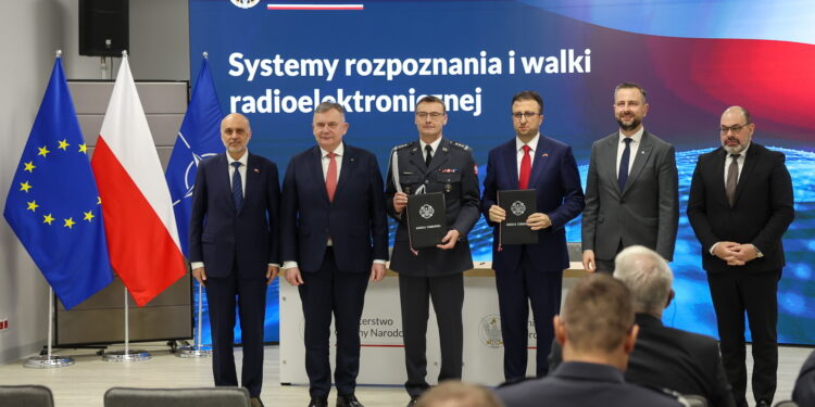 Przedstawiciele MON podpisali trzy umowy warte ok. 2,6 mld zł