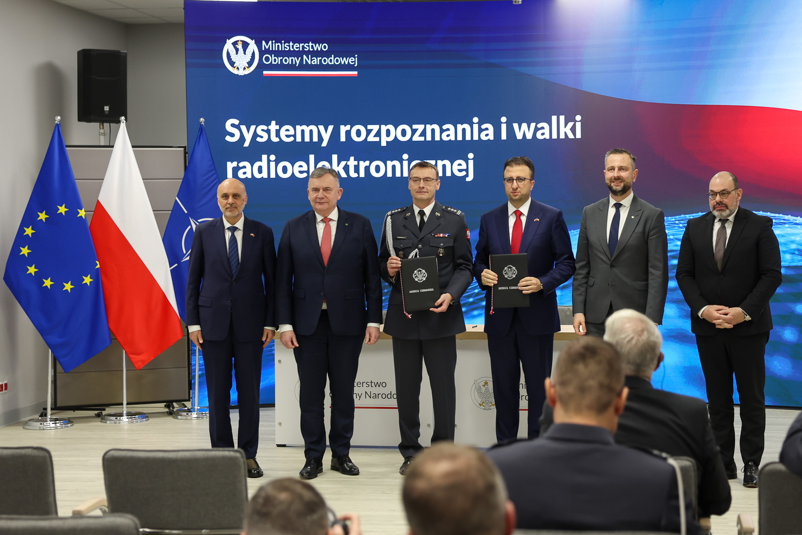 Przedstawiciele MON podpisali trzy umowy warte ok. 2,6 mld zł