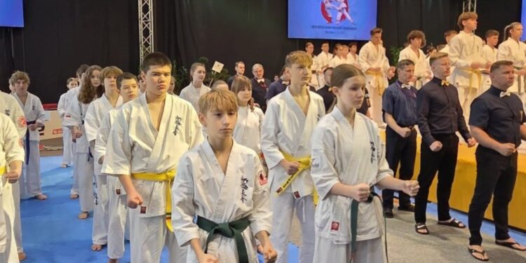 Młodzi karatecy wrócili z Warszawy z medalami - Radio Kielce Młodzi karatecy wrócili z Warszawy z medalami