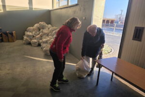 Potrzebujące rodziny otrzymały świąteczną pomoc - Radio Kielce Potrzebujące rodziny otrzymały świąteczną pomoc