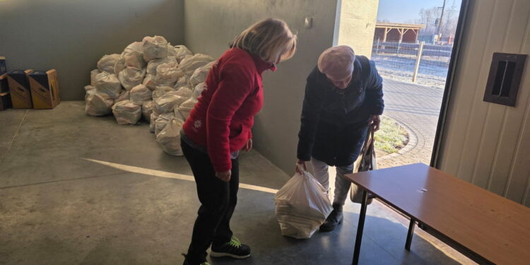 Potrzebujące rodziny otrzymały świąteczną pomoc - Radio Kielce Potrzebujące rodziny otrzymały świąteczną pomoc