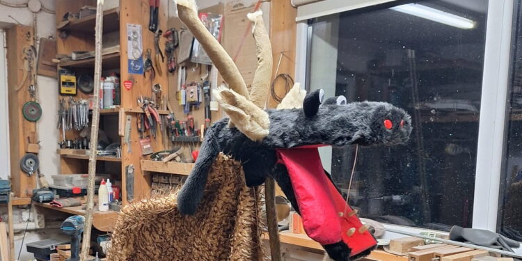 Z kożuchów i drewna lipowego – niezwykłe turonie zachwyciły jury - Radio Kielce Z kożuchów i drewna lipowego – niezwykłe turonie zachwyciły jury