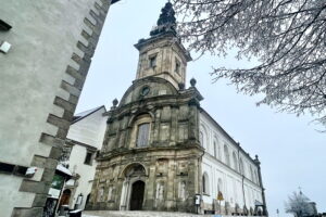 Sanktuarium już w bieli. Szopka zalśni w pełnej krasie w wigilię - Radio Kielce